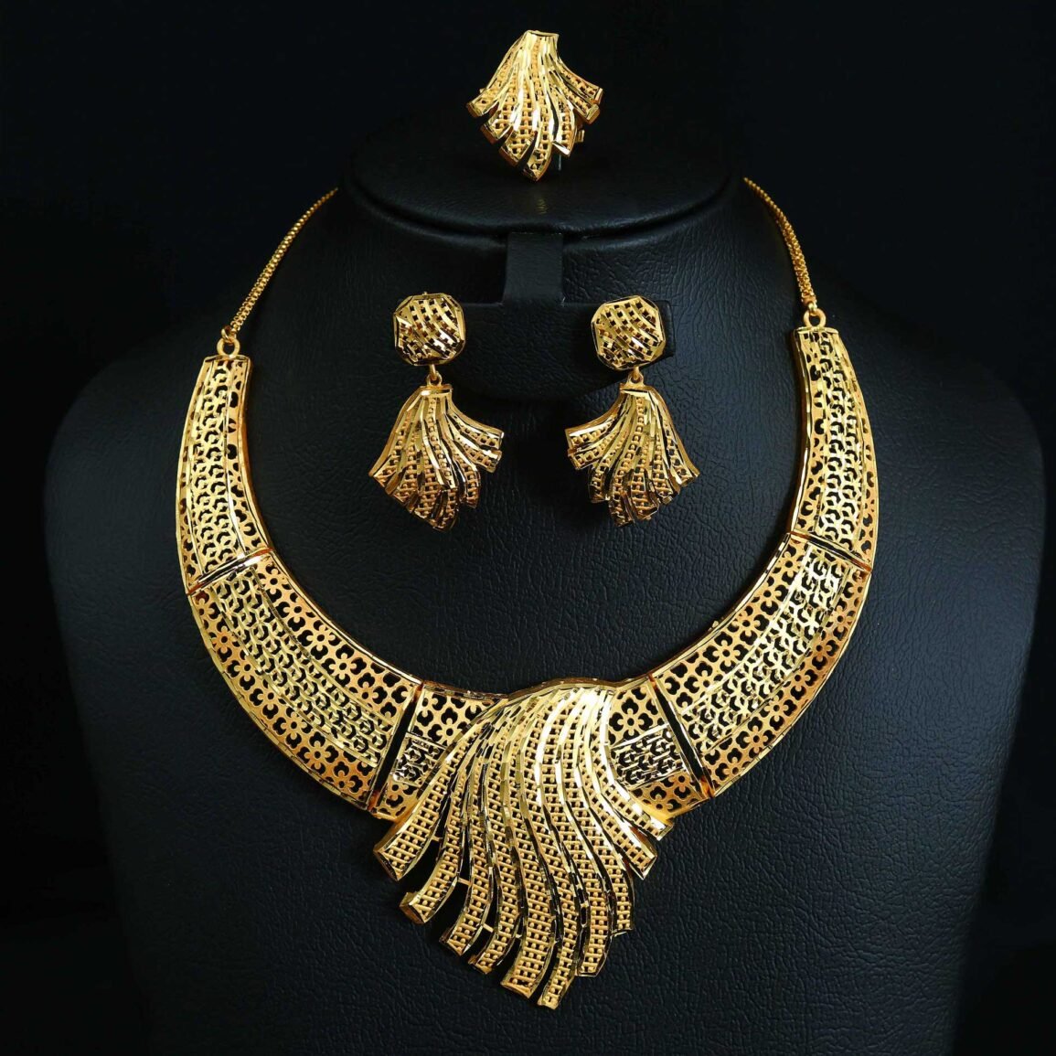 Gold plated elegant design necklace set with ear rings